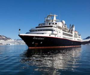 El Silver Explorer se encontraba de gira por el extremo sur de Chile, tiene a bordo a 120 tripulantes y 111 pasajeros entre los que se encontraba un ciudadano británico de 85 años que bajó en Caleta Tortel y luego presentó síntomas. Foto: Twitter.