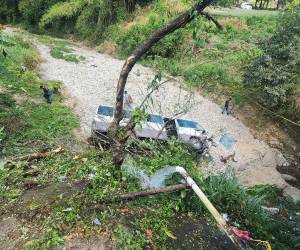 Alrededor de una decena de personas resultaron heridas luego de que un autobús interurbano cayera desde el puente Quebrada Seca, a la altura de la comunidad de Los Pinos, en el municipio de El Porvenir, departamento de Atlántida, al norte de Honduras.
