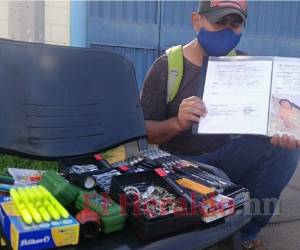 La pena para vender no existe, en el agente policial impera el deseo de conseguir fondos para los tratamientos especiales que requiere su hijo. Foto: Estalin Irías / EL HERALDO.