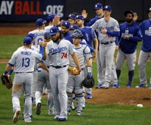 Maniatados durante buena parte de la tarde, Los Ángeles volvió a reaccionar al final y Turner disparó un jonrón de dos carreras en el octavo inning que le dio a los Dodgers la victoria 4-3 ante los Cerveceros de Milwaukee para emparejar 1-1 la Serie de Campeonato de la Liga Nacional.