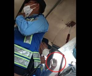 Desde antes de amenazar con lanzar la bomba lacrimógena, el agente que discutía con los pasajeros ya mostraba el artefacto.