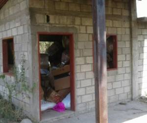 Dentro de una vivienda abandonada fue encontrada la mercancía. Foto Cortesía