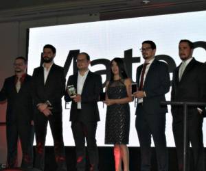 Ejecutivos de Claro Honduras e invitados especiales posan con el Huawei Mate P9 que ya está disponible en todas las tienas Claro del país.