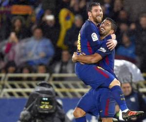 Messi y Suárez celebran remontada del Barcelona en Anoeta. Foto AFP