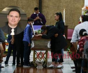 Este lunes se desarrolló una misa en honor a Wilson Herrera, el periodista de Radio América que falleció por un presunto paro cardíaco. Su madre lloró desgarradoramente sobre su féretro. Fotos Emilio Flores| EL HERALDO
