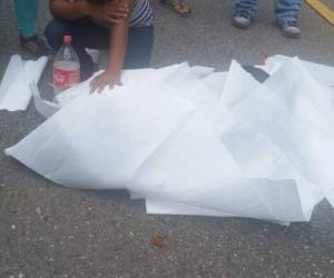 El cuerpo de la mujer fue cubierto con papel por los testigos del hecho.