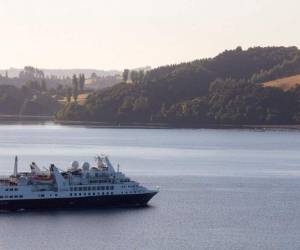 A pesar de las diferencias entre barcos, el mecanismo de contagio es similar, con gente a bordo que usa muchos equipamientos en común y se ve varias veces al día, ya sea en la pista de baile de un crucero o en el puente de una fragata.