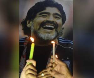 Los fanáticos sostienen velas mientras rinden homenaje a la leyenda del fútbol argentino Diego Armando Maradona en Calcuta, India, el 26 de noviembre de 2020. Maradona falleció el 25 de noviembre de 2020.
