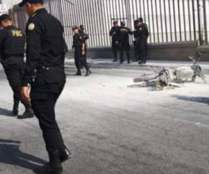 La turba molesta optó por terminar incinerando la motocicleta de los presuntos sicarios. Foto cortesía BioBoChile