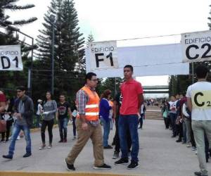 Us 12 mil aspirantes llegaron desde muy tempranas horas para someterse a la Prueba de Aptitud Académica en la UNAH.