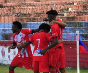 Carlos Bernárdez, marca de penal el segundo del Vida y el sexto en su cuenta persona esta temporada. Foto OPSA