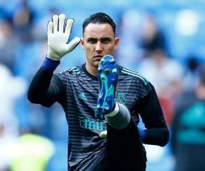 El guardameta costarricense del Real Madrid, Keylor Navas, se calienta antes del partido de la liga española de fútbol entre Real Madrid y Celta Vigo en el estadio Santiago Bernabéu de Madrid el 12 de mayo de 2018. Foto: Agencia AFP.