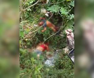Los cuerpos estaban cerca uno del otro y uno de ellos tenía los pantalones en la rodilla.