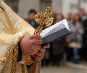 El sacerdote detenido tiene 58 años de edad.