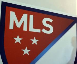 En esta foto de archivo, se muestra el logotipo de la Major League Soccer (MLS) durante un evento de presentación en Nueva York el 18 de septiembre de 2014. Foto: Agencia AFP.
