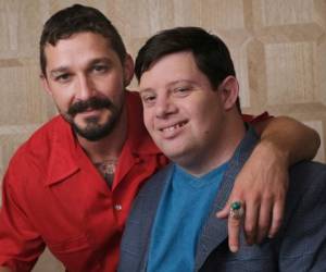 Shia LaBeouf, a la izquierda, y Zack Gottsagen, protagonistas de 'The Peanut Butter Falcon', posan juntos en West Hollywood, California. La cinta independiente se estrenó en Estados Unidos el viernes 9 de agosto. Foto: AP / por Chris Pizzello/Invision