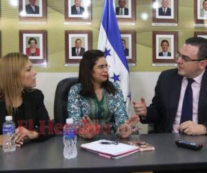 En la foto, las autoridades del Consejo Nacional Electoral (CNE): Ana Hall García (Liberal), Rixi Moncada (Libre) y Kelvin Aguirre (Partido Nacional). Foto: Alex Pérez / EL HERALDO.