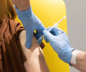 La revista médica Lancet publicó el martes resultados parciales de las pruebas de la vacuna en Reino Unido, Brasil y Sudáfrica: resultados de seguridad en 23,745 participantes y de los niveles de protección en 11,636. AP.