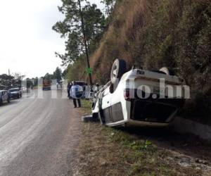 La camioneta quedó a un lado de la carrtera que conduce a Valle de Ángeles. Foto: Alex Pérez / EL HERALDO
