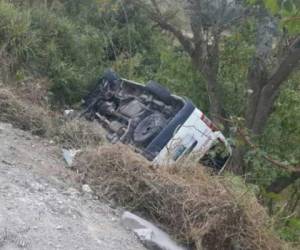 La ambulancia quedó al lado de la carretera, el incidente está siendo investigado por las autoridades. Foto: Redes sociales