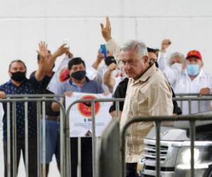 El presidente mexicano Andrés Manuel López Obrador saluda a sus simpatizantes en Lázaro Cárdenas, Quintana Roo, México, durante una gira para la recuperación económica. Foto: AP.