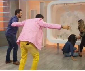 Captura de vídeo en el que Loren Mercadal sufre aparatosa caída durante programa en vivo.