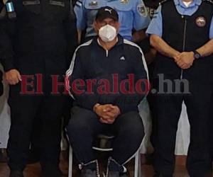 Así fue el momento en que las autoridades policiales mostraban a “El Tigre” Bonilla tras su captura.