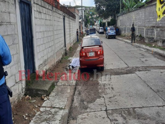 El cuerpo de la víctima quedó al lado de un vehículo. Foto: Estalin Irías/EL HERALDO.