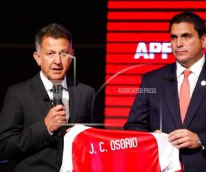 El técnico de 57 años también indicó que firmó cláusulas de rescisión de contrato con la Asociación Paraguaya de Fútbol (APF) que le permitirían aceptar ofertas de otros equipos.