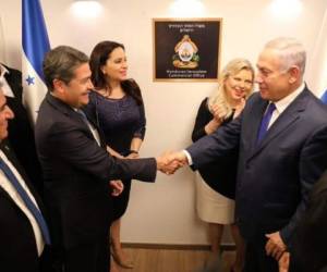 Juan Orlando Hernández saludando al primer ministro israelí. Foto Twitter