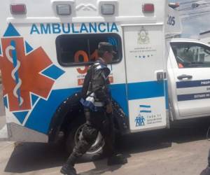 Tras el violento asalto cuerpos de socorro llegaron al lugar para auxiliar a la joven herida.