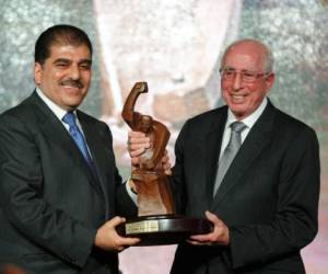 Camilo Kafati Simón recibió el premio de las manos de Jorge Faraj.