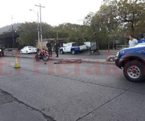 La mujer falleció al instante, pues no llevaba el casco. Foto: Stalin Irías/EL HERALDO