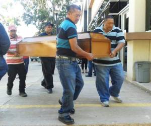 Familiares de las víctimas se presentaron a reclamar los cuerpos a la morgue de Tegucigalpa. (Fotos: Wilfredo Alvarado)