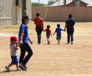 Inmigrantes que tratan de conseguir asilo en EEUU caminan en el centro de detención Centro Residencial para Familias South Texas. Foto: AP.