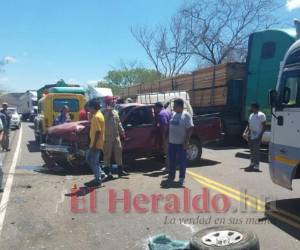 Relatos de los testigos indican que el hombre se conducía en el pick up color rojo, cuando dos sujetos en motocicleta lo alcanzaron y lo acribillaron. Foto: EL HERALDO.