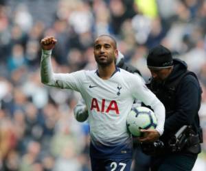 El atacante brasileño de Tottenham Lucas Moura aplaude a los hinchas al final de un partido de la Liga Prenier inglesa contra Huddersfield en Londres el sábado, 13 de abril del 2019. Moura anotó tres goles y los Spurs ganaron 4-0. (AP Foto/Frank Augstein)