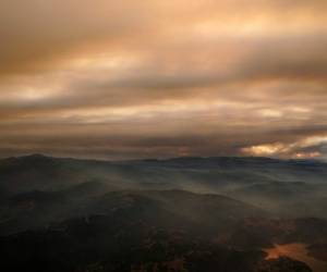 Vista aérea de un incendio forestal en el Silicon Valley de California en foto del 19 de agosto del 2020.