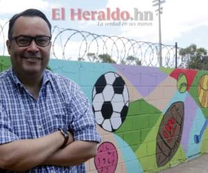 Gonzalo Carías, aquel hombre que un día se descontroló por la clasificación de Honduras al Mundial de Sudáfrica 2010, se sentó serenamente en una banca de la Villa Olímpica para afrontar el reto de la Calculadora Deportiva. Foto: José López.