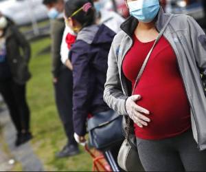 La nueva orientación se produce en medio de un aumento de casos de embarazadas hospitalizadas y fallecidas por covid-19. Foto:AP