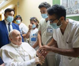 El pontífice visitó el domingo también a los pacientes hospitalizados en su piso y celebró la misa en la capilla con el personal médico y de enfermería. FOTO: AFP