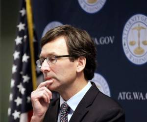 El fiscal estatal de Washington Bob Ferguson durante una conferencia de prensa sobre la demanda que interpuso contra el gobierno del presidente Donald Trump, el martes 17 de diciembre de 2019, en Seattle.