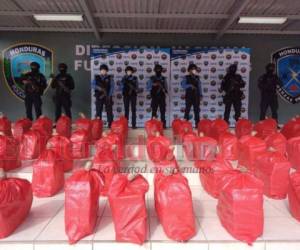 Los 67 fardos de cocaína fueron decomisados mediante una operación realizada en Iriona, Colón. FOTOS: Marvin Salgado/EL HERALDO