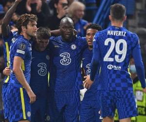 El delantero belga del Chelsea Romelu Lukaku (C) celebra con sus compañeros de equipo después de marcar el gol de apertura del partido de fútbol del Grupo H de la Liga de Campeones de la UEFA entre el Chelsea y el Zenit St Petersburg en Stamford Bridge en Londres .