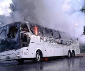 Los pasajeros del autobus fueron obligados a bajarse de la unidad para proceder a quemarla.