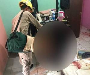 Los elementos del Cuerpo de Bomberos de Honduras llegaron a la vivienda tras que les informaran que una persona en el interior de la casa se quejaba de un dolor.