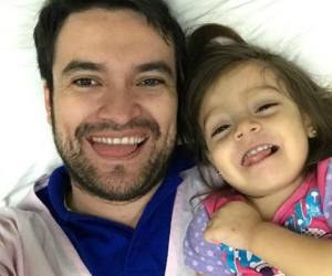 Kenneth ha estado acompañando a su pequeña desde que inició su tratamiento. Foto: Instagram