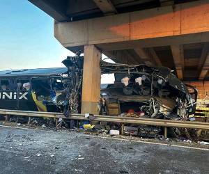 Fotografía publicada por la Defensa Civil de Sao Paulo que muestra un autobús turístico que se estrelló contra un pilar del viaducto matando a 10 personas e hiriendo a varias más en la autopista Francisco da Silva Pontes en Itapetininga, estado de Sao Paulo, Brasil, el 5 de julio de 2024.