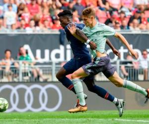 Timothy Weah (L), del Paris Saint-Germain, compite por el balón con Josip Stanisic del Bayern Munich. Foto AFP
