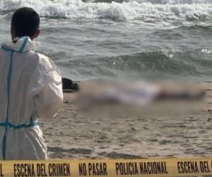 El cadáver estaba a la orilla del mar.